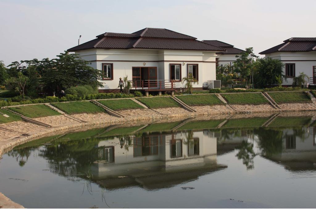 The Golden Lake Hotel Naypyidaw Esterno foto