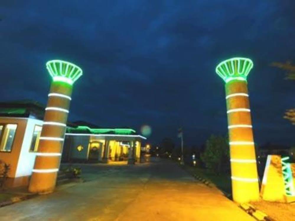 The Golden Lake Hotel Naypyidaw Esterno foto