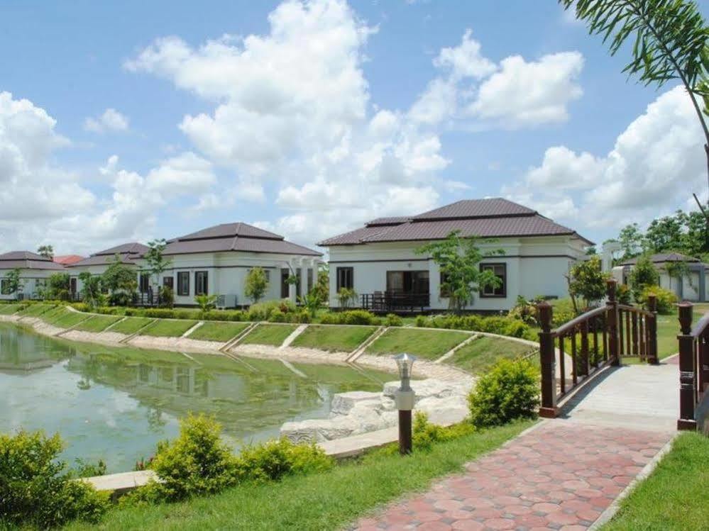 The Golden Lake Hotel Naypyidaw Esterno foto
